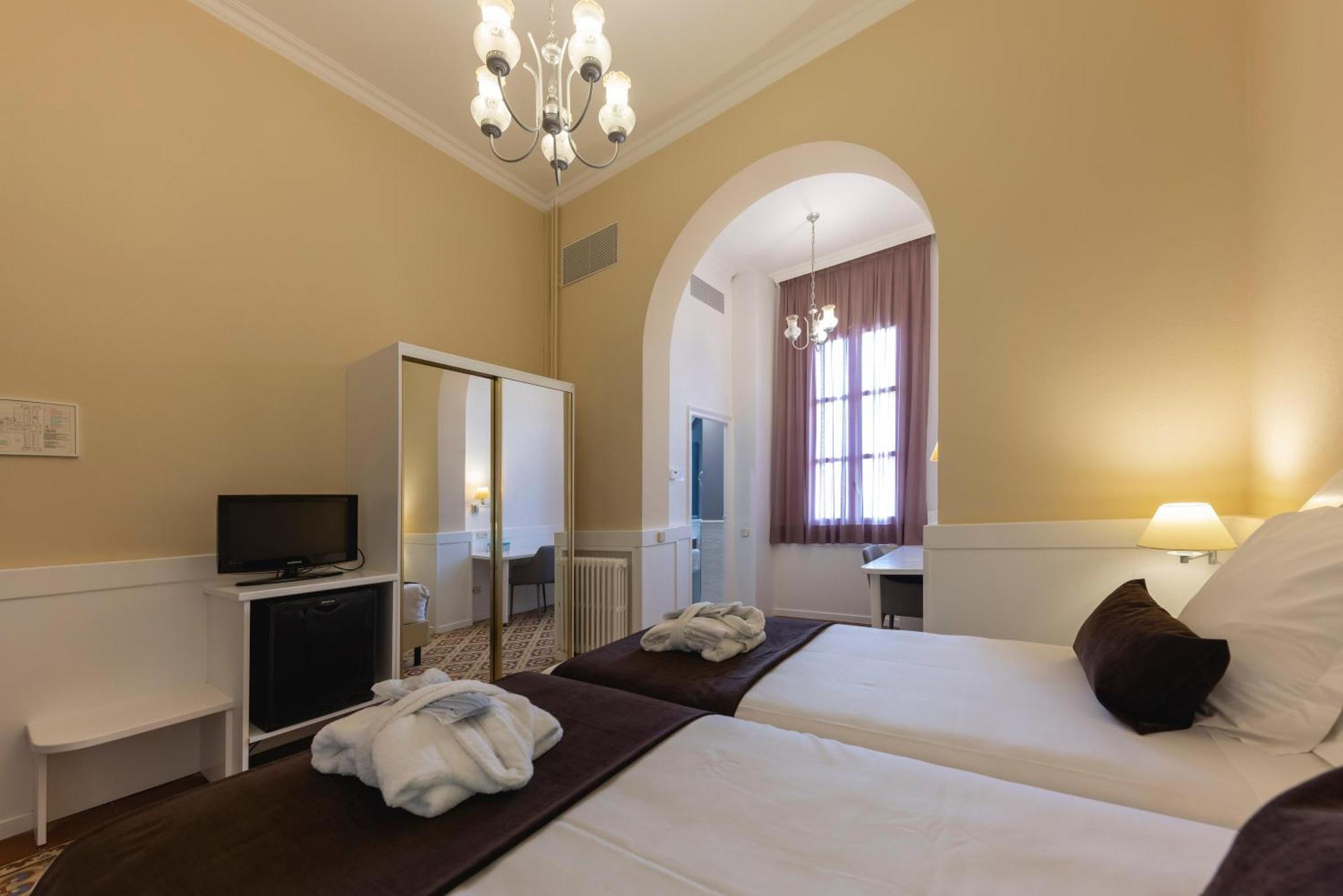 קאלדס דה מאלבלה 1881 Hotel Balneario Vichy Catalan מראה חיצוני תמונה
